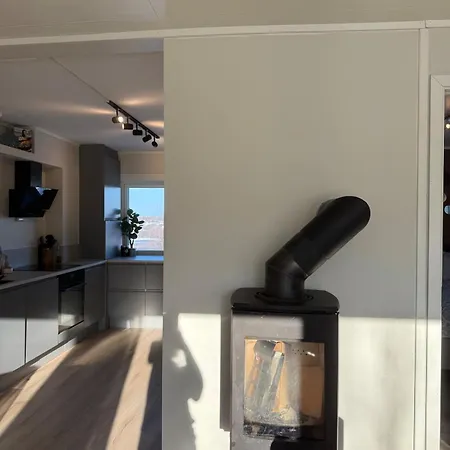 Modern Apartment- Move Right In! * Hesseng