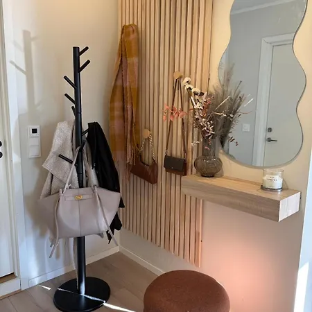 Modern Apartment- Move Right In! Hesseng