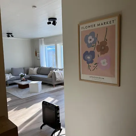 Modern Apartment- Move Right In!