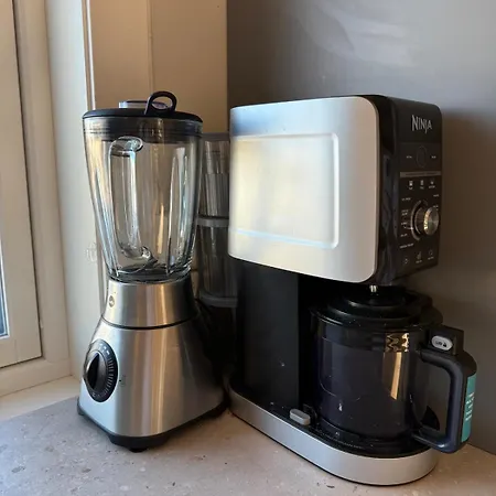 Modern Apartment- Move Right In!